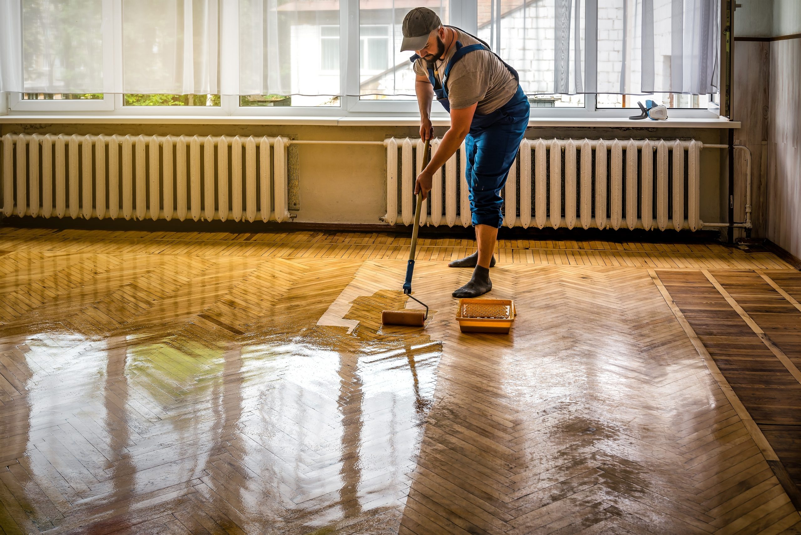varnishing-wood-floors-oak-herringbone-parquet-roller-application